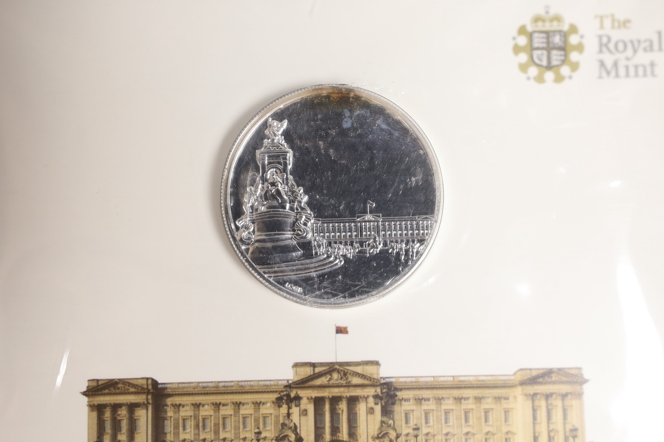 A UK Royal Mint 2015 Buckingham Palace commemorative £100 pound fine silver coin